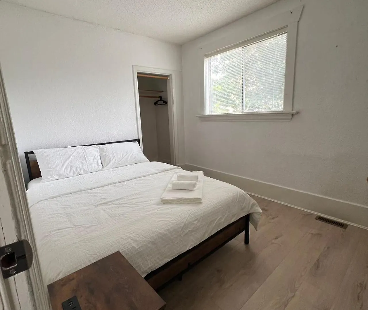 Larch House In Vancouver West 0*,  カナダ