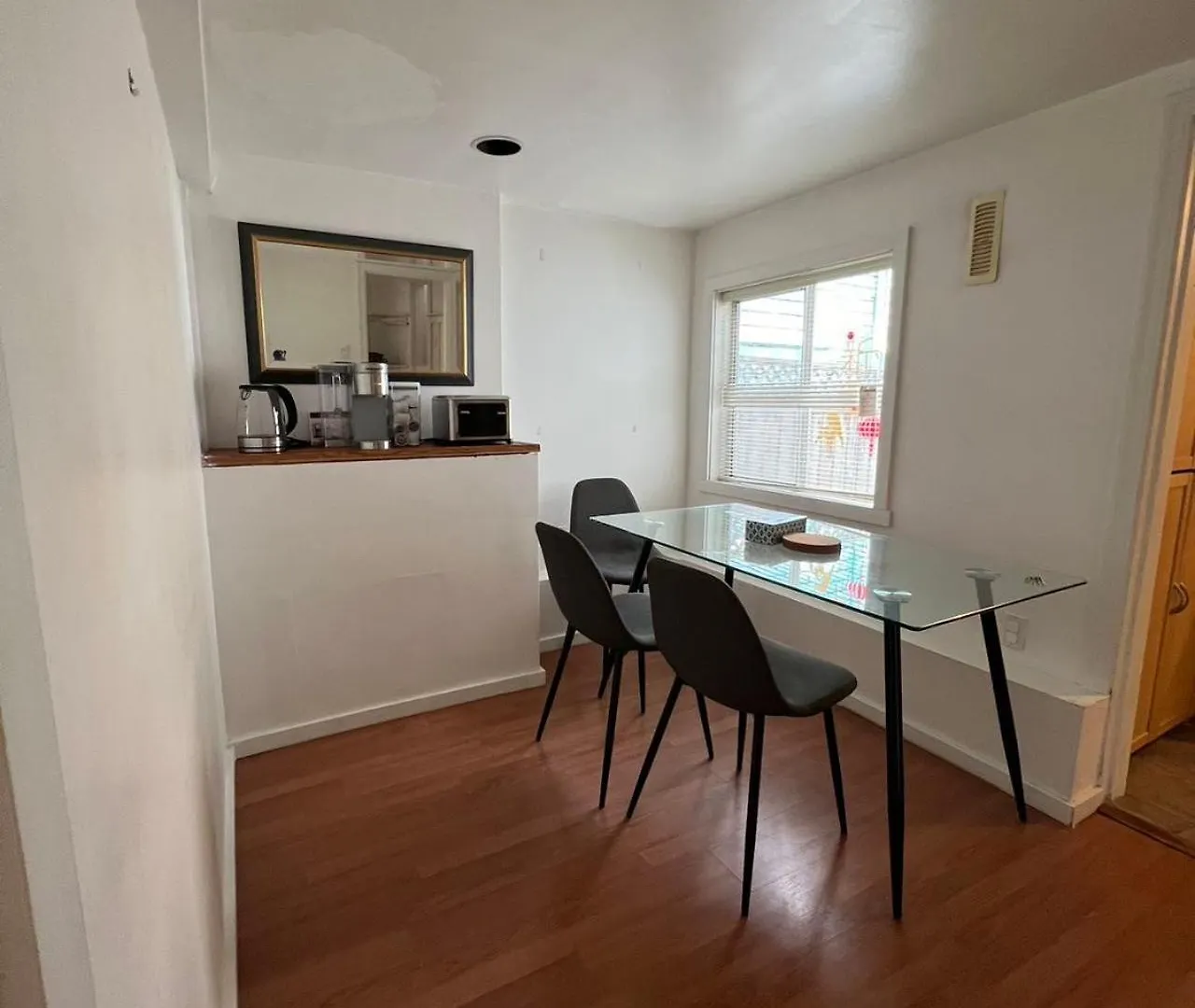 Larch House In Vancouver West